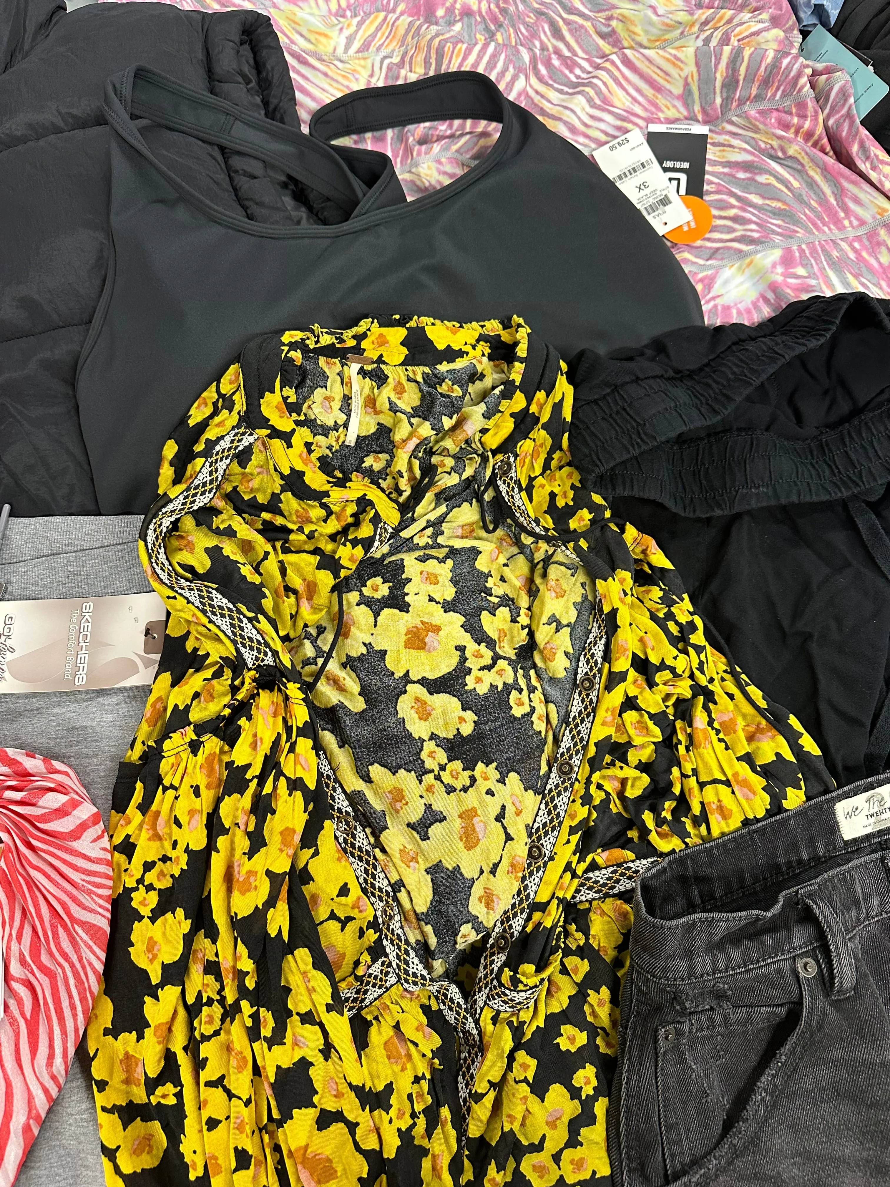 Women's Clothing Assorted Wholesale Lot, MICHAEL KORS, SPLENDID, SKECHERS, FREE PEOPLE, NOXS, HEAT HOLDERS and more, 11 items, Shelf Pulls, MSRP $688
